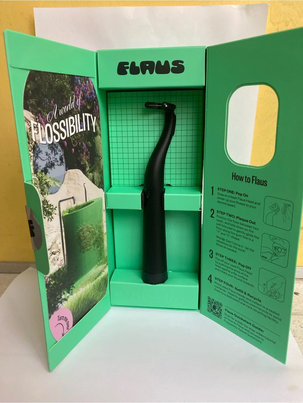 Black Flaus Electric Oral Flosser kit includes extra heads, base and charger new
